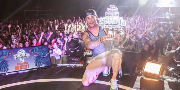 Invert con el trofeo de la batalla de gallos