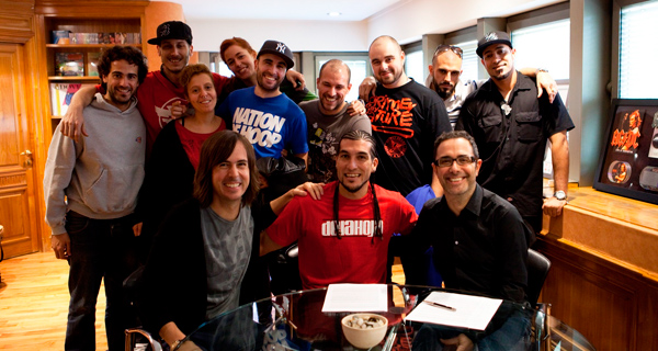 Delahoja firma con Sony Music
